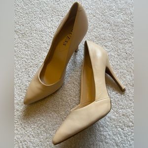 Guess nude/cream scarpin high heels.